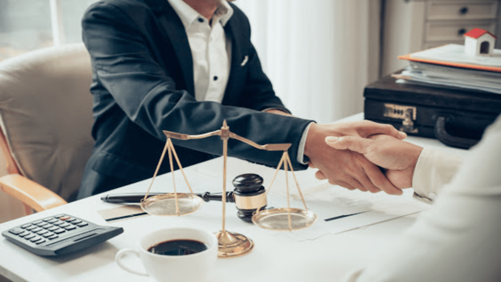 نقدم لك في شركة الحقوق خدمة تقاضي و التمثيل القانوني ونتبع جميع الاجراءات القانونية المناسبة للطرفين , تواصل معنا اذا كنت بحاجة تقاضي 