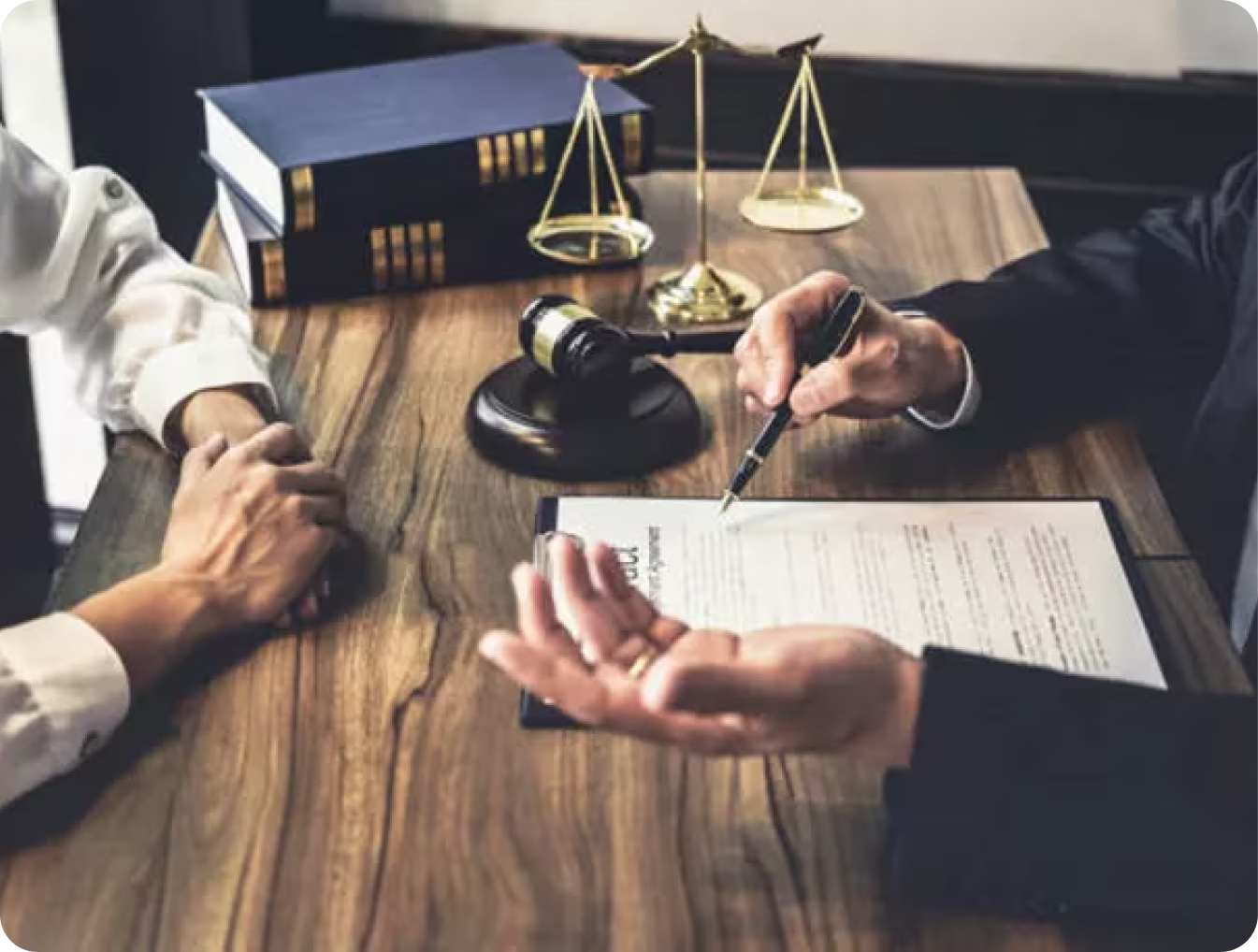 حل النزاعات بين الاطراف بواسطة محكمين مستقلين من خلال التحكيم التجاري في شركة الحقوق